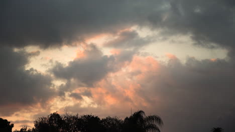 Bunte-Wolken-Schwimmen-Aneinander-Vorbei-In-Einem-Dramatischen-Abstrakten-Himmelshintergrund