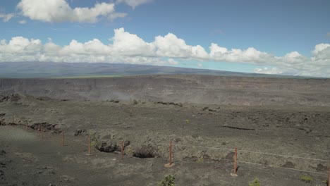 Vapor-Y-Humo-Saliendo-Del-Cráter-Del-Volcán-Con-Pintorescas-Nubes-En-El-Cielo