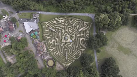 Eine-Top-down-drohnenaufnahme-Aus-Einem-Großen-Labyrinth-In-Den-Niederlanden,-Mit-Menschen,-Die-In-Das-Labyrinth-Gehen