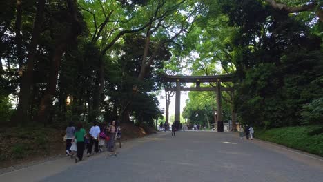 Torii,-Una-Puerta-Japonesa-Tradicional-En-La-Entrada-Del-Santuario-Sintoísta-Meiji-Ubicado-En-Shibuya,-Japón