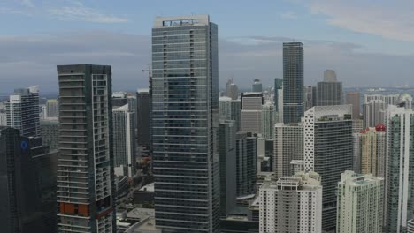 Nahaufnahme-Der-Skyline-Der-Innenstadt-Von-Miami,-Die-Sich-In-Richtung-Der-Gebäude-Bewegt