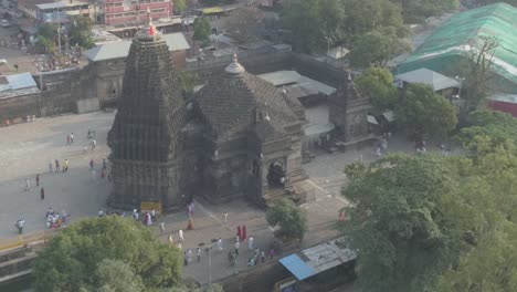 Luftaufnahme-Des-Trimbakeshwar-Shiva-Tempels,-Aufgenommen-Von-Einer-Drohnenkamera