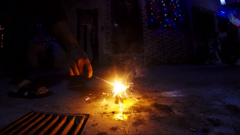 Niño-Quemando-Fuegos-Artificiales-O-Cracker-Conocido-Como-Ducha-En-El-Suelo,-Durante-La-Celebración-Del-Festival-Diwali-En-India