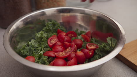 Tomaten-In-Eine-Salatschüssel-Geben,-Vegetarische-Salatzubereitung
