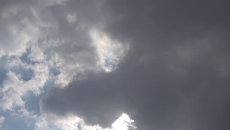 Hermoso-Lapso-De-Tiempo-De-Cloudscape-Con-Sol-Brillante-Brillando-Con-Nubes-Pasando
