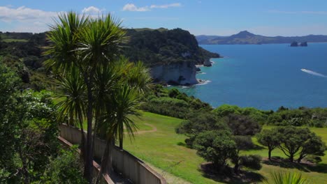 Eine-Wunderschöne-Aussicht-Auf-Die-Küste-Neuseelands-In-Der-Nähe-Von-Cathedral-Cove