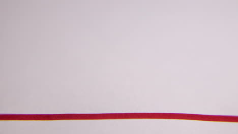 Rote-Linie,-Gezeichnet-Mit-Einem-Roten-Pinselstift-Auf-Einem-Weißen,-Leeren-Blatt-Papier