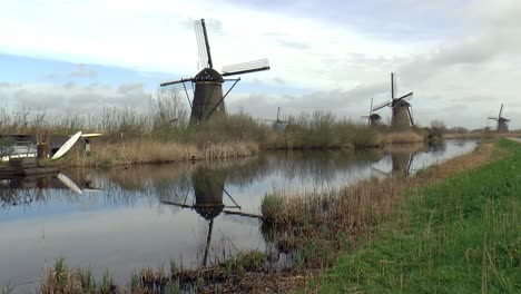 Holländische-Windmühlen-In-Kinderdijk-Spiegeln-Sich-Im-Wasser