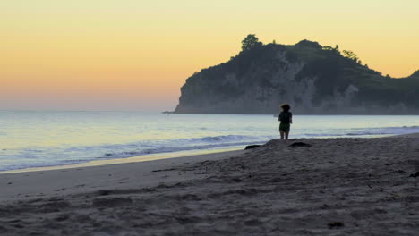 Lady-morning-jog,-Hahei-Beach,-New-Zealand
