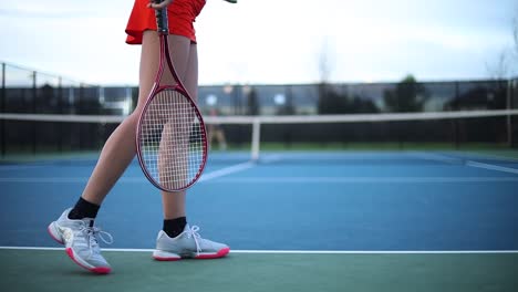Eine-Frau,-Die-Vor-Beginn-Ihres-Tennismatches-Ihre-Aufschlagroutine-Durchführt