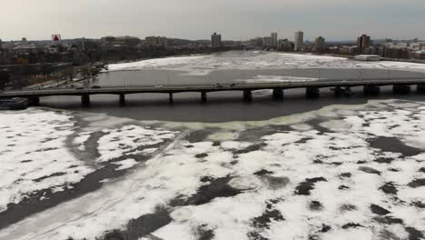 Hermoso-Río-Medio-Congelado---Charles-River,-Boston,-Massachusetts