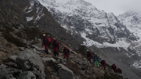 Wunderschöner-Blick-Auf-Die-Schneebedeckten-Gipfel-Und-Berge-Des-Himalaya-Von-Oben-Im-Oberen-Himalaya,-Uttarakhand,-Indien