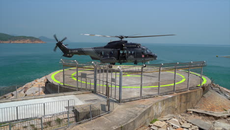 Der-Flugdiensthubschrauber-Der-Regierung-Von-Hongkong-Nähert-Sich-Dem-Hubschrauberlandeplatz-Der-Insel-Cheung-Chau-Und-Landet-Dort