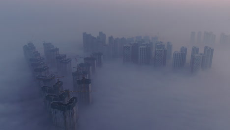 Eine-Stadt,-Die-Mit-Nebel-Und-Staub-In-Der-Luft-Zu-Schweben-Scheint