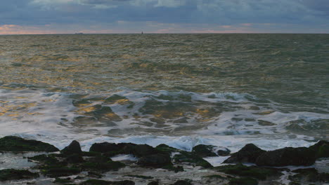 Nordseewellen-Treffen-Bei-Sonnenuntergang-Auf-Einen-Deich