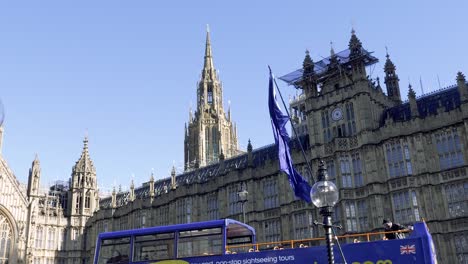 Bandera-De-La-Unión-Europea-Unida-A-Un-Poste-De-Luz-Ondeando-En-El-Viento-Fuera-Del-Parlamento-En-Westminster