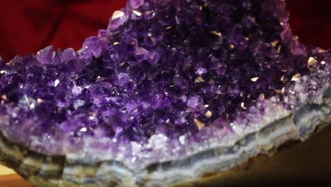 Lila-Amethyst-Kristall-Makro,-Nahaufnahme-5