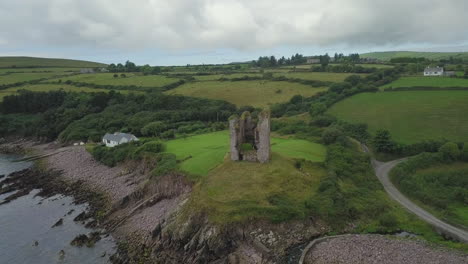 Luftaufnahme-Des-Minard-Castle-Am-Felsigen-Strand-Der-Dingle-Halbinsel-Mit-Blick-über-Die-Irische-See-Im-Kerry-County,-Irland