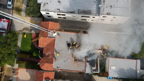 Überfliegen-Von-Feuerwehrmännern,-Die-Einen-Brand-In-Einem-Wohnkomplex-Löschen