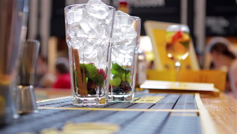 Barkeeper-Gießt-Eiswürfel-Ins-Glas-Zur-Cocktailzubereitung,-Zeitlupe