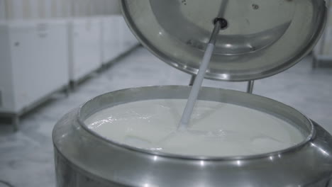 Milchverarbeitung-In-Einer-Maschine,-Nahaufnahme
