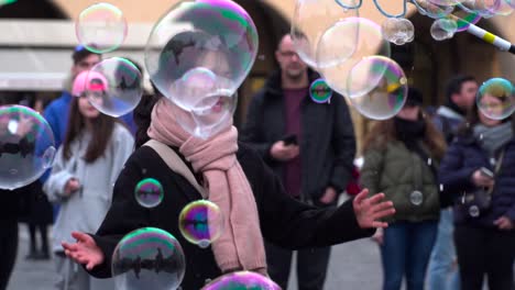Junge-Asiatische-Frau-Spielt-Glücklich-Mit-Seifenblasen-Von-Straßenkünstlern-Auf-Dem-Prager-Hauptplatz