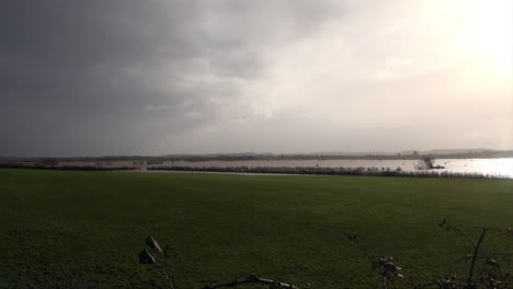 Reino-Unido-Febrero-De-2014---Los-Pájaros-Vuelan-Sobre-El-Campo-Inundado-Como-Una-Nube-De-Tormenta-Amenazante-Se-Cierne-Sobre-La-Cabeza