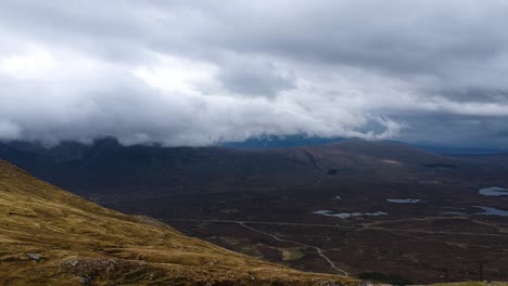 Toma-Cinematográfica-De-Drones-De-Montañas-Brumosas-Escocesas