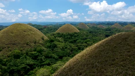 Low-flying-aerial-in-chocolate-hills