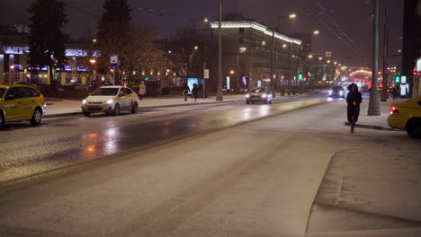Blick-Auf-Die-Straße-In-Moskau,-Bedeckt-Mit-Neuschnee