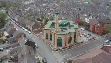 Luftaufnahme-Der-Gilani-Noor-Moschee-In-Longton,-Stoke-On-Trent,-Staffordshire,-Die-Neue-Moschee,-Die-Für-Die-Wachsende-Muslimische-Gemeinschaft-Gebaut-Wird,-Um-Anzubeten-Und-Sich-Zu-Versammeln