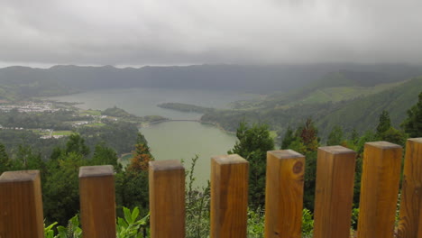 Die-Blauen-Und-Grünen-Vulkanseen-Von-Sete-Cidades-Auf-Der-Insel-Sao-Miguel-Der-Portugiesischen-Azoren