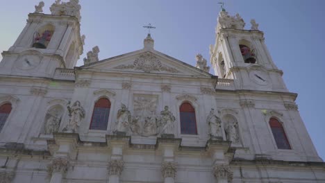 Gebäude-Kathedrale-Kirche-Erbe-Im-Vordergrund-Reise-Sonne-Sonnig-Blauer-Himmel-Platz-Altes-Gebäude-Portugal-Lissabon-Steine-Steinmauer-Zeitlupe-Reiseaufnahme