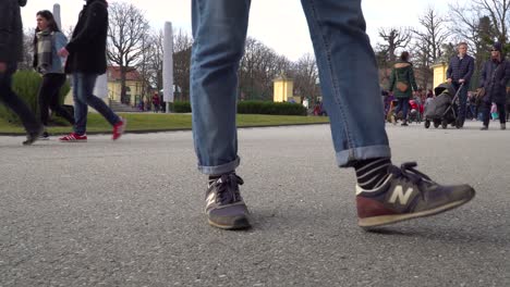 People-walking-in-fast-moving-pathway,-tourists-in-Schönbrunn-timelapse