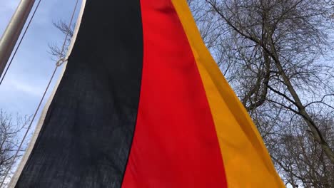 Nahaufnahme-Der-Deutschen-Flagge,-Die-Im-Wind-Weht