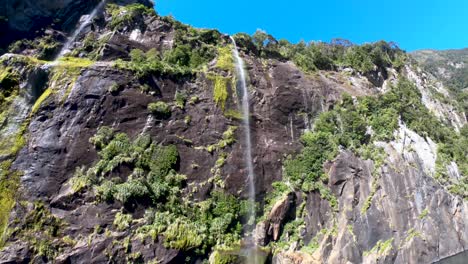 Entdecken-Sie-Wunderschöne-Wasserfälle,-Während-Sie-Durch-Den-Milford-Sound-In-Neuseeland-Fahren