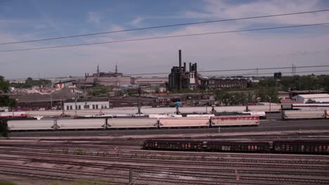 Ein-Güterbahnhof-Liegt-Vor-Einem-Stahlwerk-Und-Wartet-Darauf,-Seine-Autos-Und-Schiffsindustrie-überall-In-Den-USA-Zu-Füllen