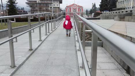 Laufendes-Kind-Mit-Roter-Jacke-Und-Weißem-Schal