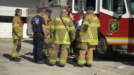 Feuerwehrleute-Treffen-Sich,-Um-über-Eine-Notfallübung-Zu-Sprechen,-Die-Sie-Durchführen-Werden