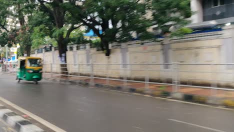 Panorama-De-La-Acera-De-La-Calle-Del-Tráfico-Del-Centro-De-La-Ciudad-De-Bangalore-Durante-El-Día