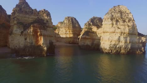 Los-Famosos-Acantilados-Y-Cuevas-Del-Faro-De-Ponta-Da-Piedade-En-Lagos,-Portugal