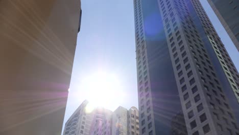 Riesiger-Wolkenkratzer-Auf-Der-Autobahn-In-Dubai,-Aus-Einem-Niedrigen-Winkel-Aufgenommen