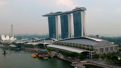 Aerial-panning-shot-of-Marina-Bay-Sands-Hotel-and-Art-Science-Museum,-Singapore
