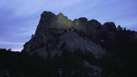 Monte-Rushmore-De-Noche-Bajo-La-Montaña-De-Luces-En-Dakota-Del-Sur