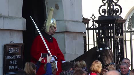London,-England:-Kultige-Horseguard-Soldaten-In-Whitehall,-London