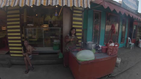 Schaufenster,-Straßenverkäufer-Und-Restaurants-Entlang-Einer-Schmalen,-Schmutzigen-Straße-Auf-Den-Philippinen