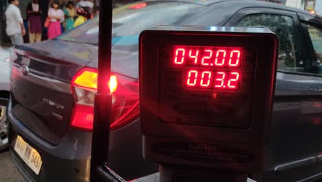 Die-Polsterung-Alter-Taxis-In-Mumbai-Ist-Im-Indischen-Stil-Dekoriert