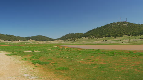 Ein-Grünes-Tal-In-Der-Nähe-Von-Fes,-Marokko,-Mit-Einer-Schafherde-Im-Hintergrund