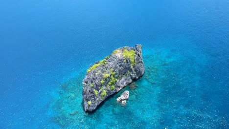 Wide-aerial-shot-of-North-rock-dive-site,-El-Nido,-Palawan,-Philippines