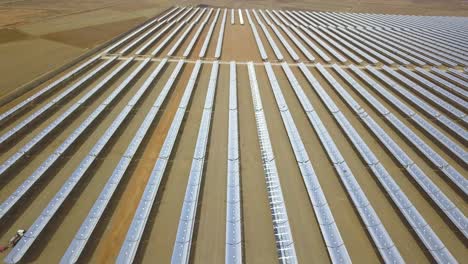 Luftaufnahme-Eines-Solarkraftwerks-In-Der-Wüste-In-Spanien